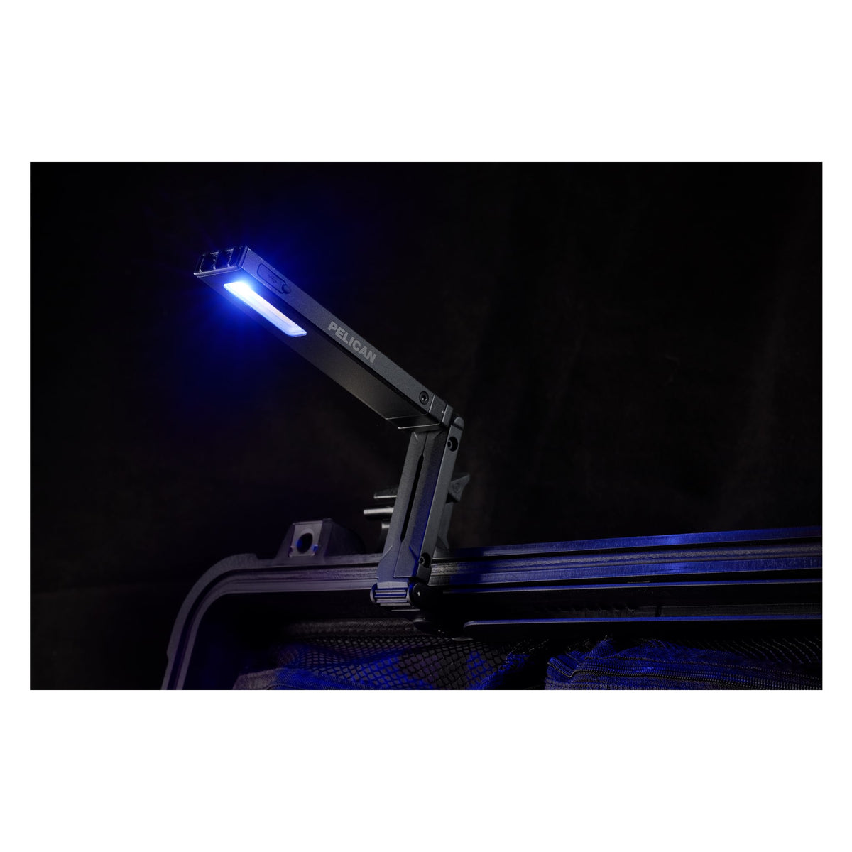 Lámpara giratoria Pelican Modlight, detalle del módulo con luz azul