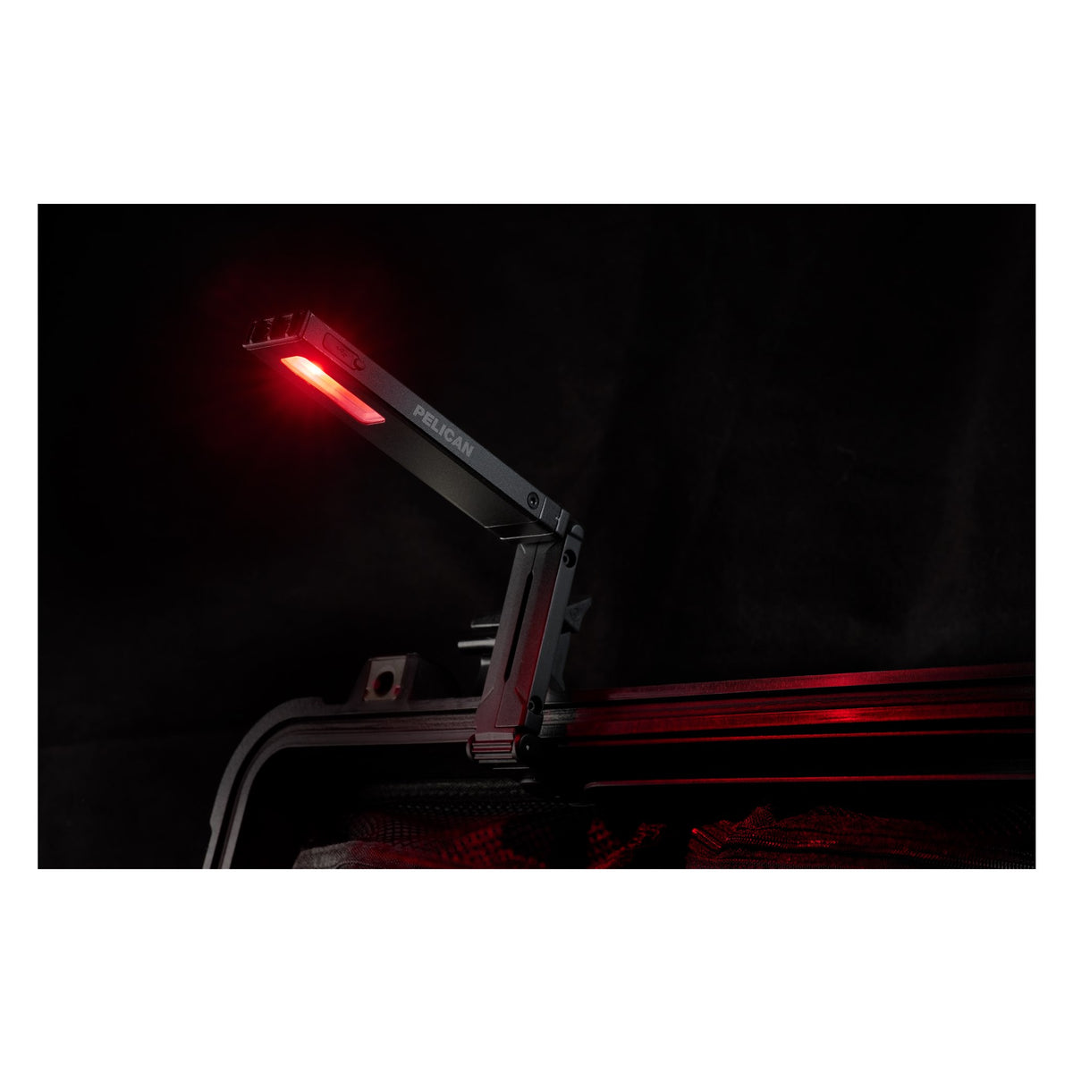Lámpara giratoria Pelican Modlight, detalle del módulo con luz roja